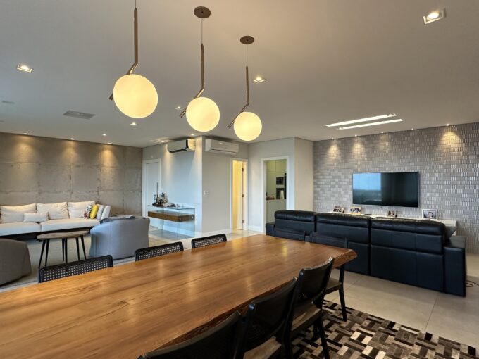 Sala três ambientes, com muito espaço e sacada com vista permanente