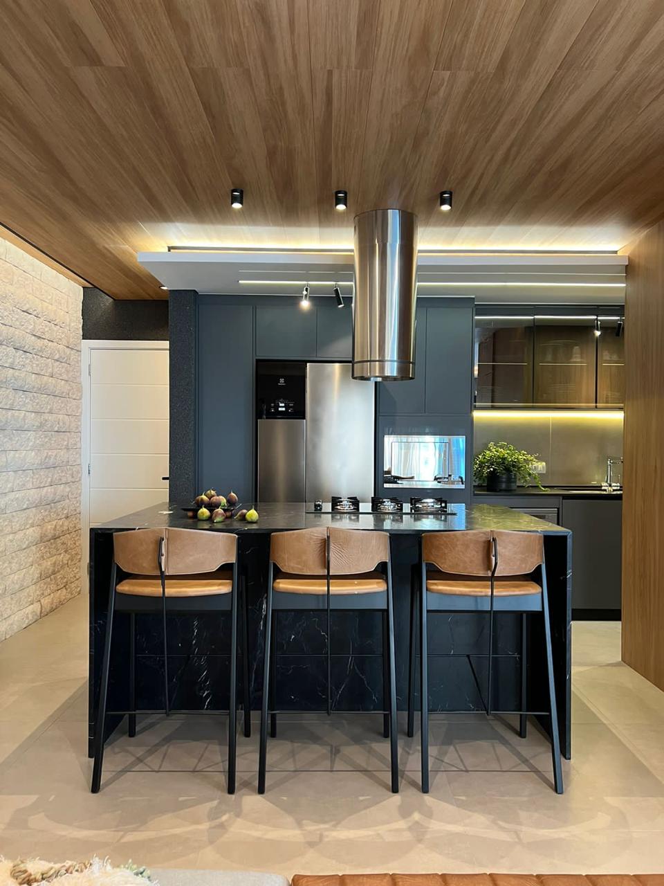 Cozinha gourmet integrada com ilha e coifa do apartamento mobiliado Park Tower à venda em Maringá