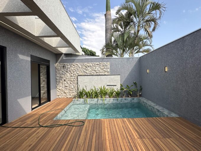 Casa de alto padrao a venda no Jardim Guapore em Maringa, 3 suites com piscina - piscina com deck de madeira e area externa