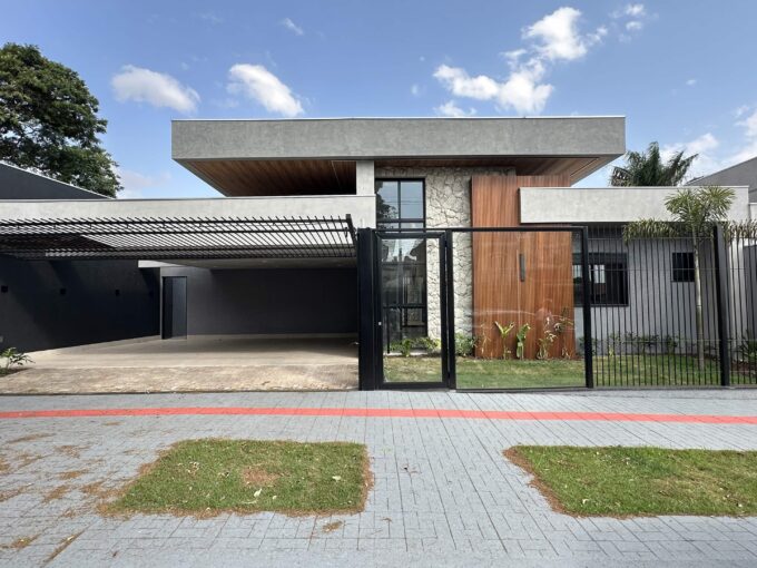 Fachada de casa moderna no Jardim Guaporé à venda em Maringá, com concreto aparente, madeira e pedra