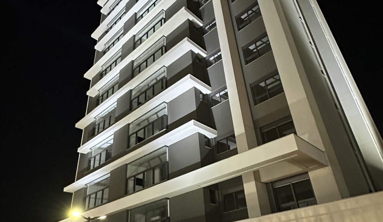 Fachada do Vision Ayoshii iluminada à noite no evento de entrega das chaves, na Zona 8 em Maringá.