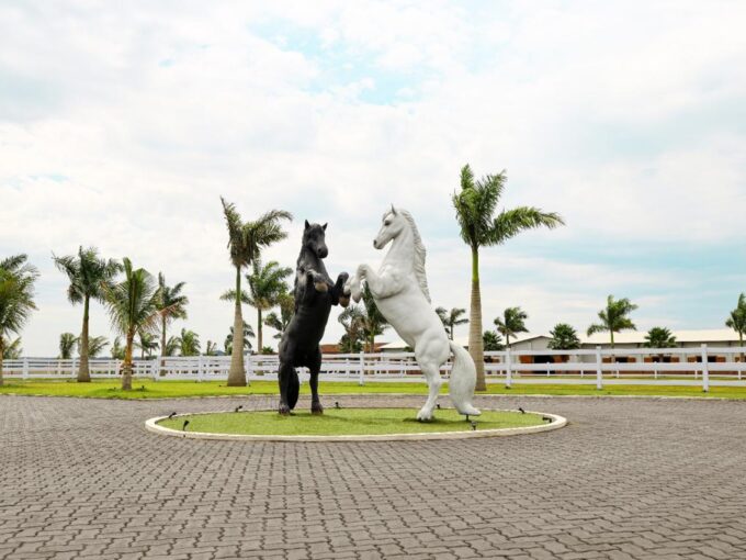 Entrada de destaque do haras de alto padrao a venda em Marialva, com duas estatuas de cavalos em tamanho real
