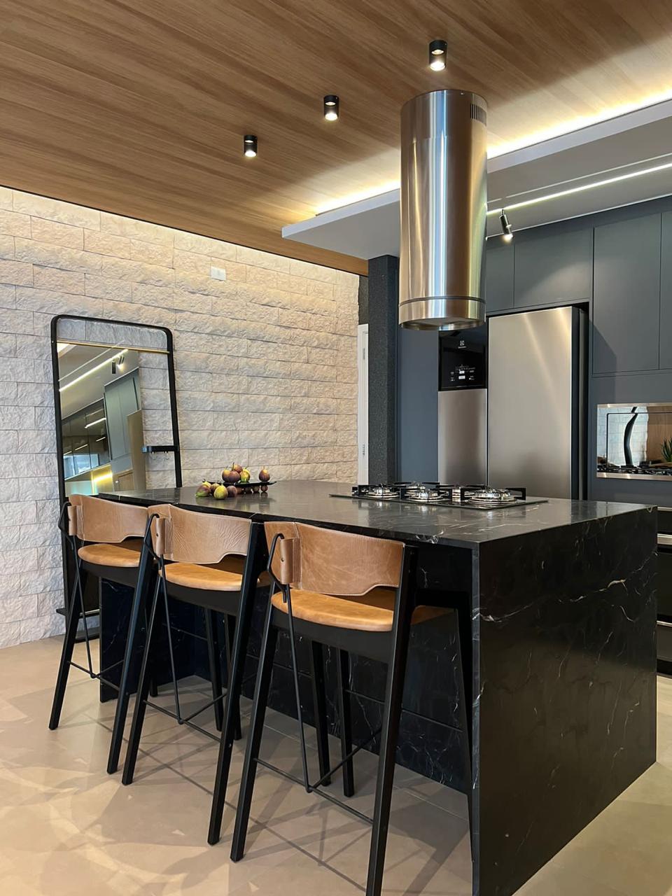 Ilha gourmet com cooktop e banquetas do apartamento Park Tower mobiliado à venda em Maringá
