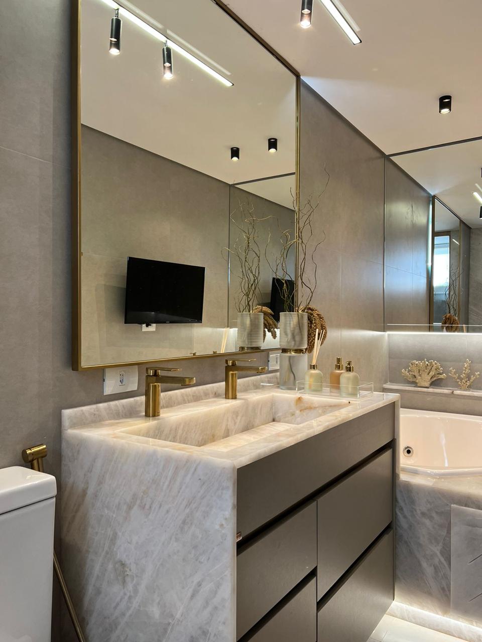 Banheiro da suíte master com bancada em mármore do apartamento Park Tower à venda em Maringá