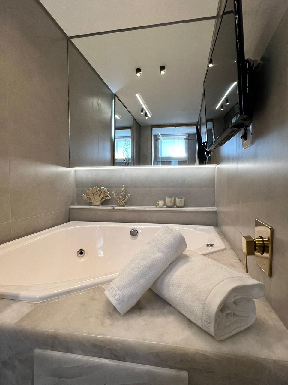 Banheiro da suíte master com banheira do apartamento Park Tower mobiliado à venda em Maringá