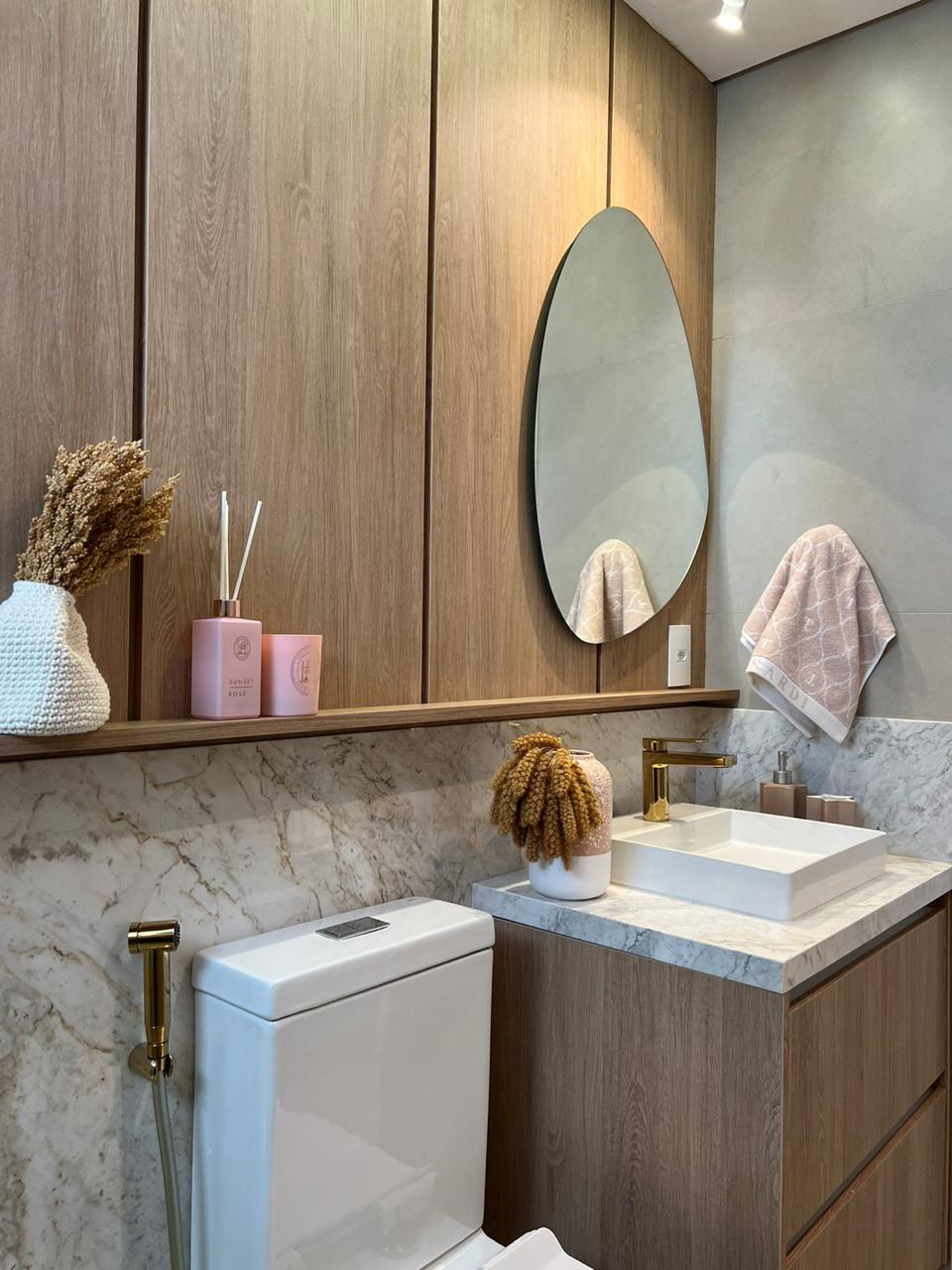 Lavabo com marcenaria sob medida e cuba em mármore do apartamento Park Tower à venda em Maringá