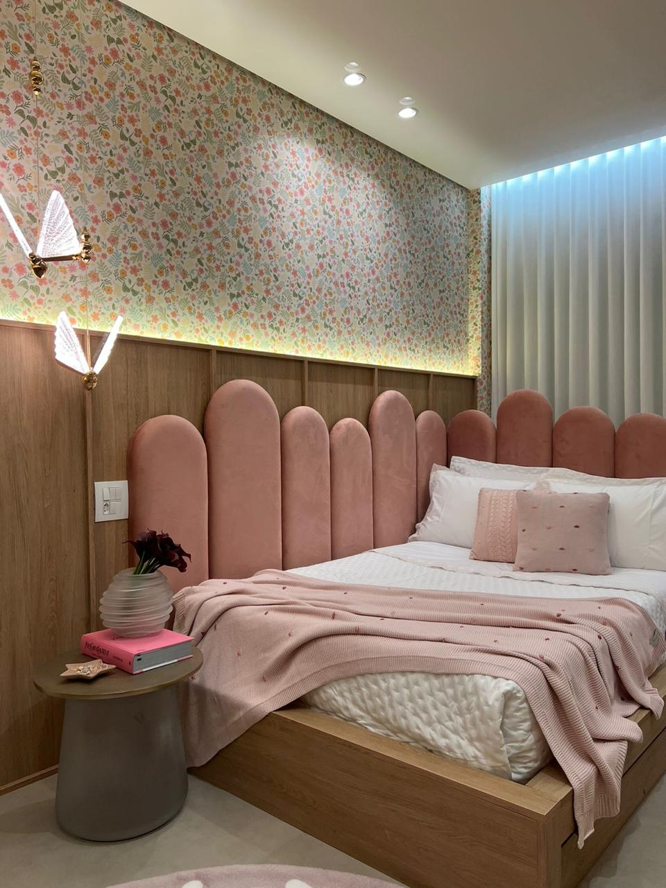 Suíte com cabeceira estofada e marcenaria planejada do apartamento Park Tower à venda em Maringá
