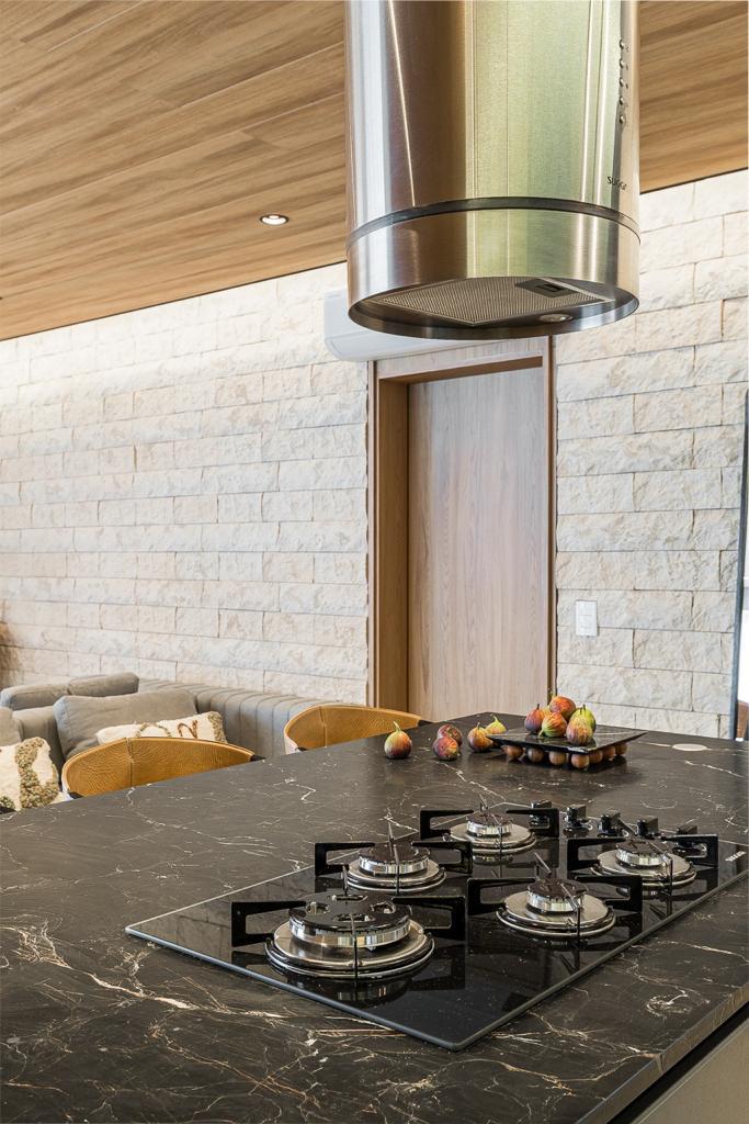 Cozinha com ilha, cooktop e coifa do apartamento Park Tower mobiliado à venda em Maringá