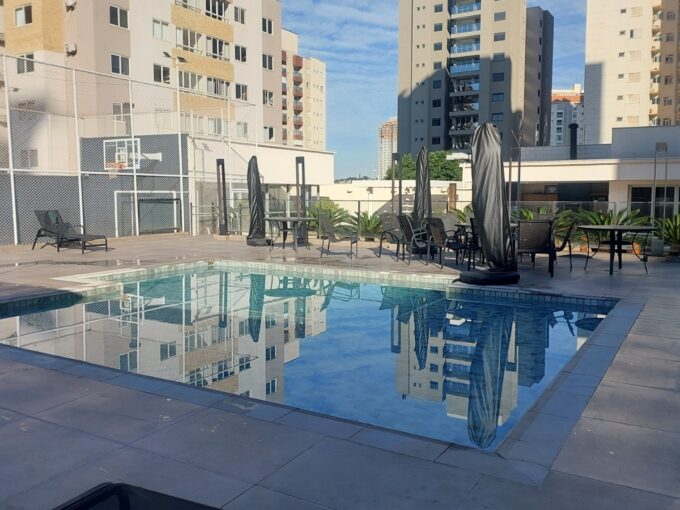 Piscina com deck e vista para a cidade no Solar do Bosque em Maringá