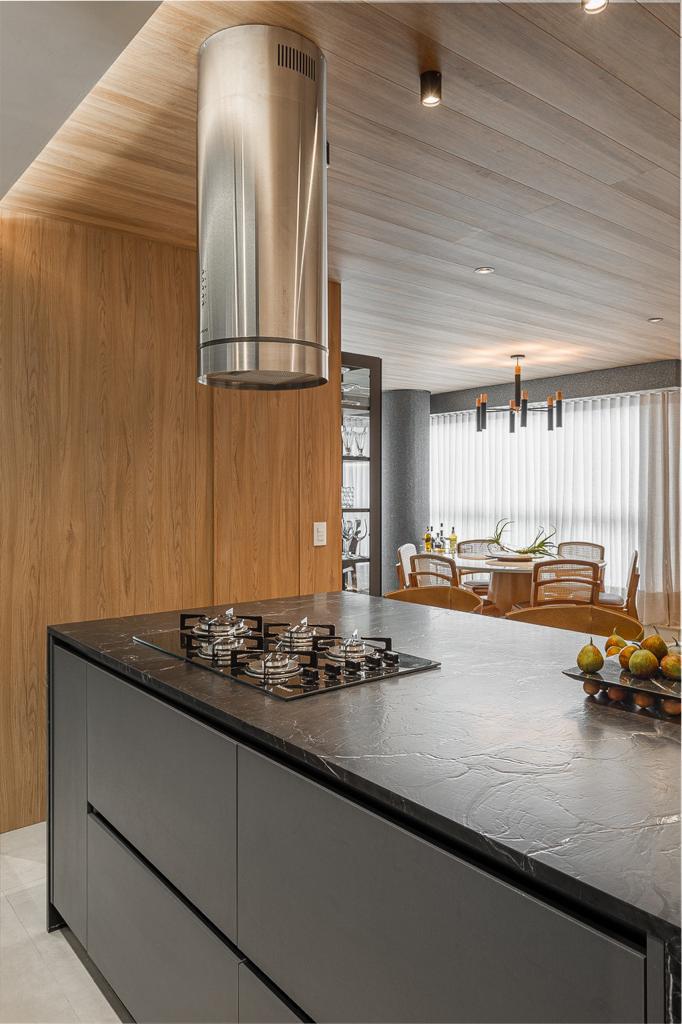 Cozinha integrada à sala de jantar do apartamento Park Tower mobiliado à venda em Maringá