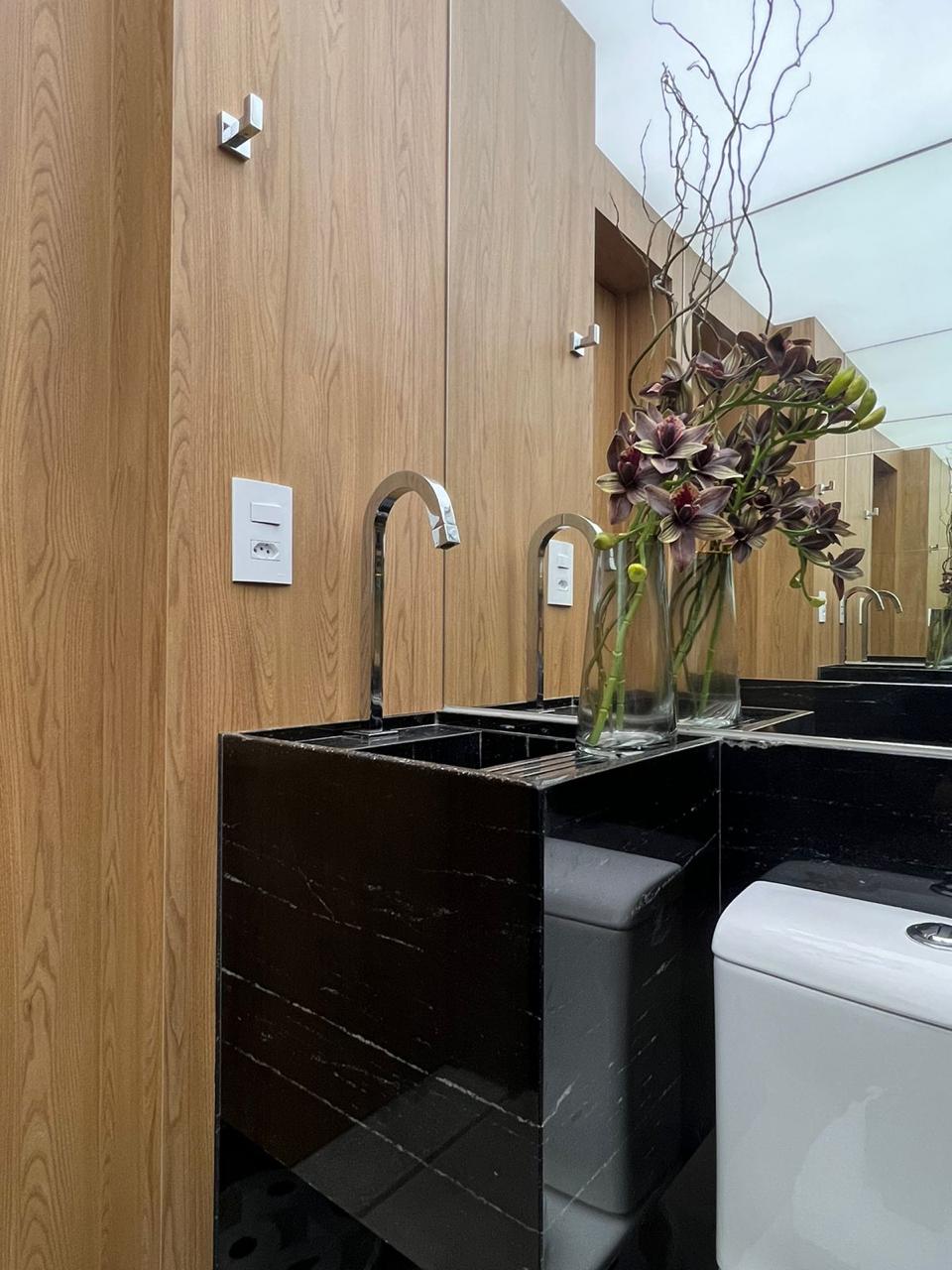 Lavanderia planejada com tanque e marcenaria do apartamento Park Tower à venda em Maringá