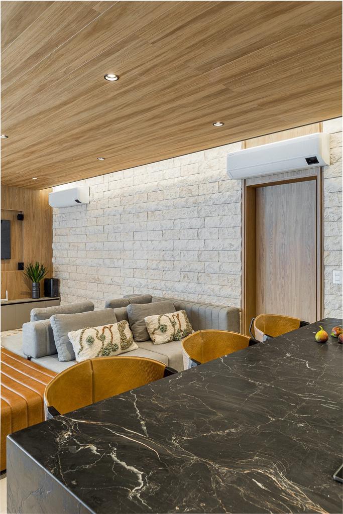 Living mobiliado integrado à cozinha do apartamento Park Tower à venda em Maringá