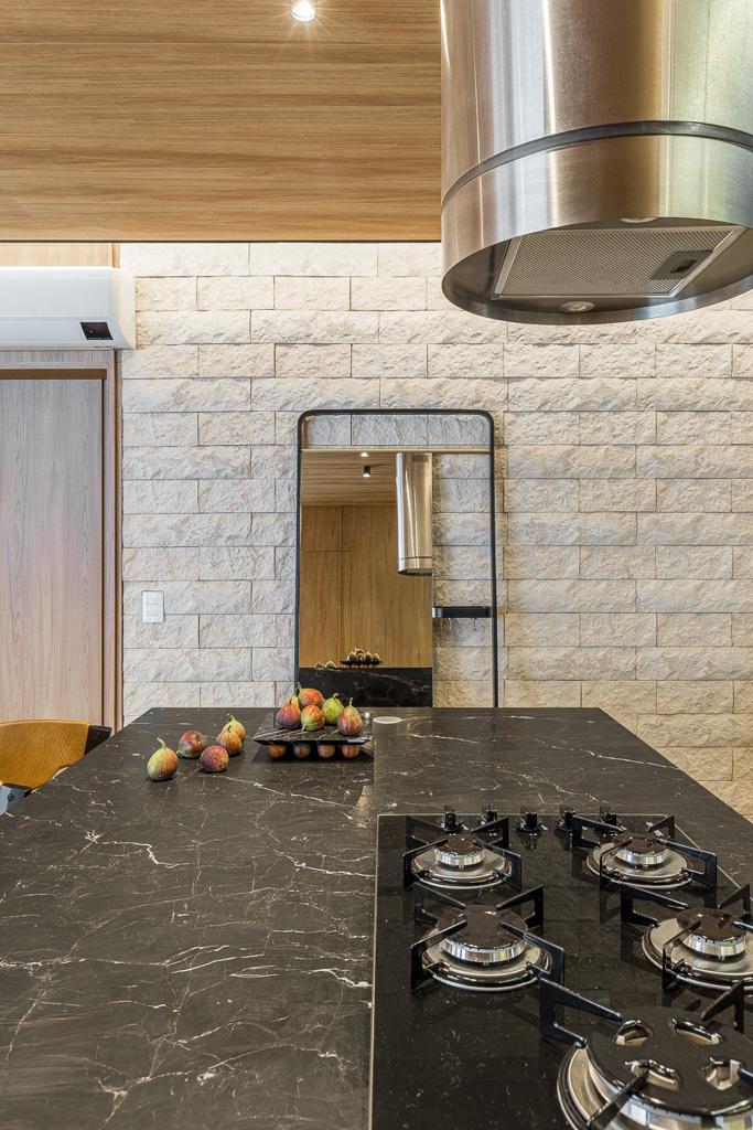 Detalhe da ilha gourmet em mármore do apartamento Park Tower mobiliado à venda em Maringá