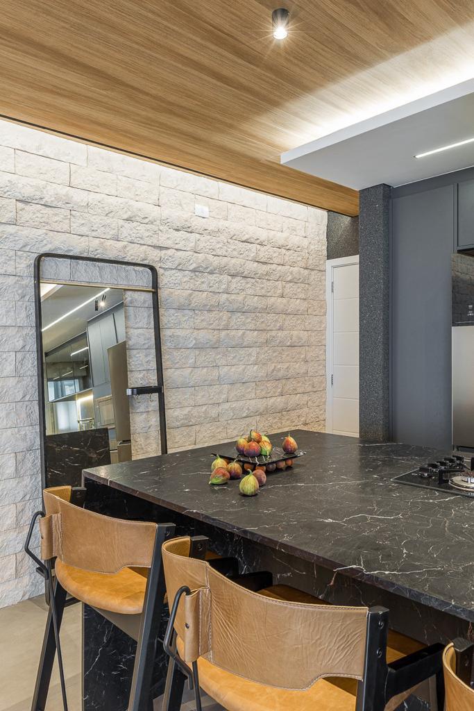 Ilha gourmet integrada ao living do apartamento Park Tower mobiliado à venda em Maringá