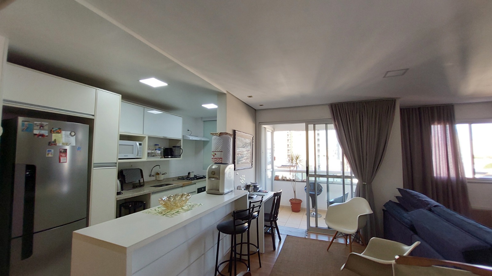 Sala de estar ampla e iluminada do apartamento à venda em Maringá