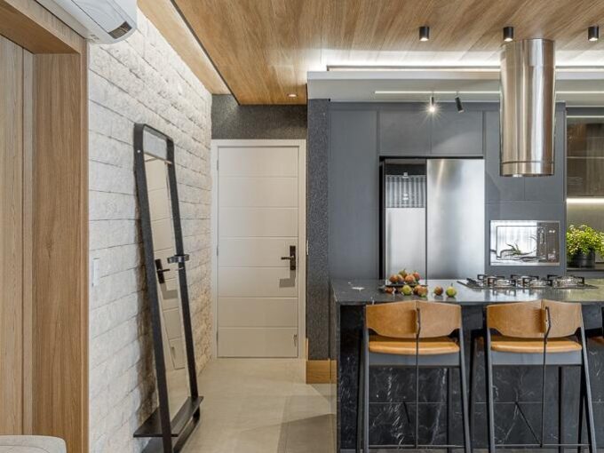 Living e cozinha integrados com teto em madeira do apartamento Park Tower à venda em Maringá