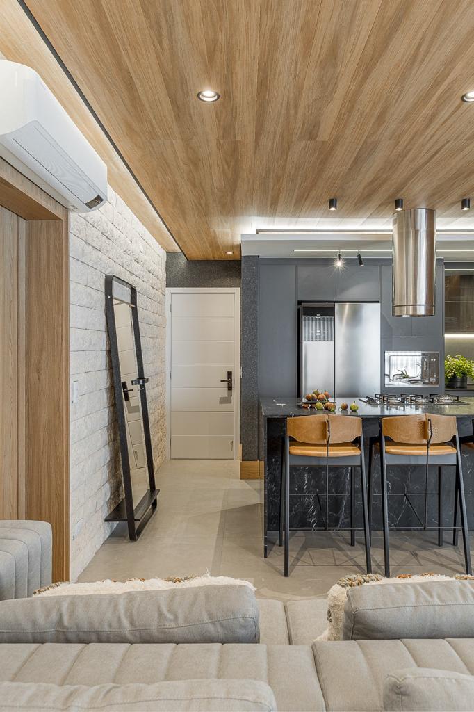 Living e cozinha integrados com teto em madeira do apartamento Park Tower à venda em Maringá