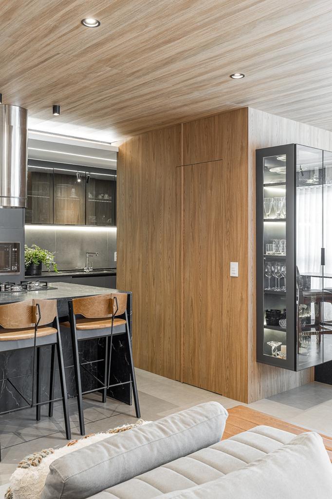 Adega climatizada e cristaleira do apartamento Park Tower mobiliado à venda em Maringá