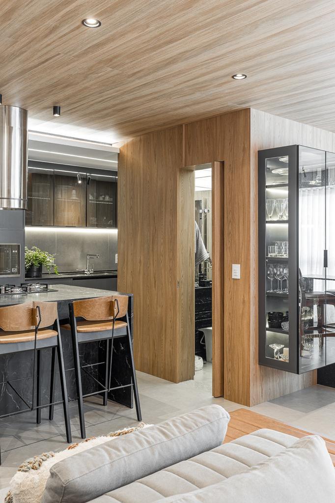 Cozinha com adega integrada ao living do apartamento Park Tower à venda em Maringá
