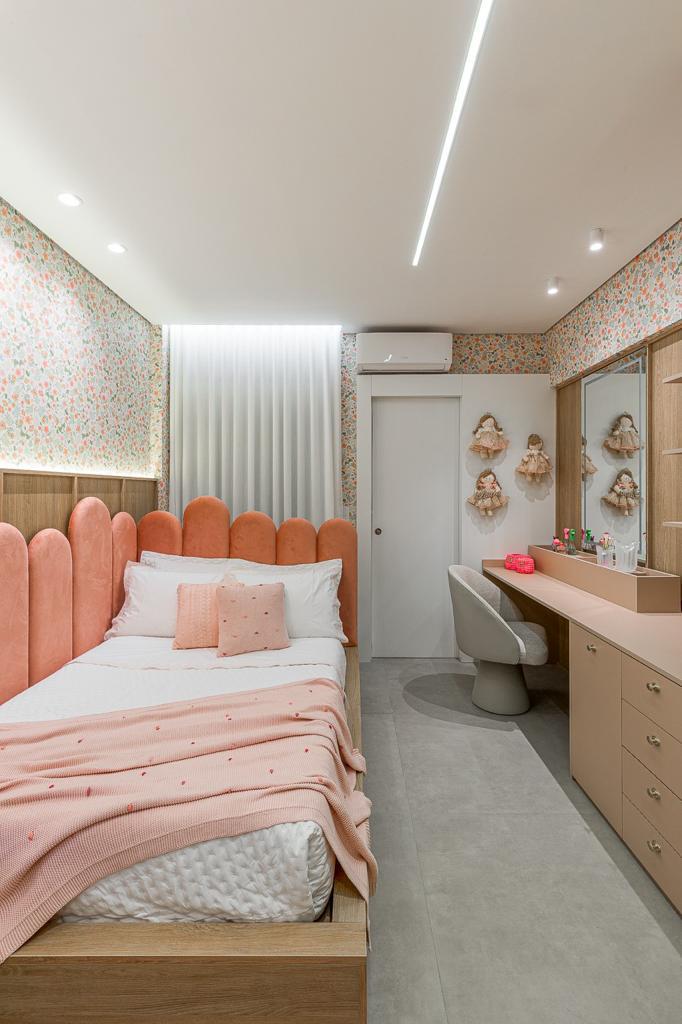 Suíte mobiliada com planejados e ar-condicionado do apartamento Park Tower à venda em Maringá