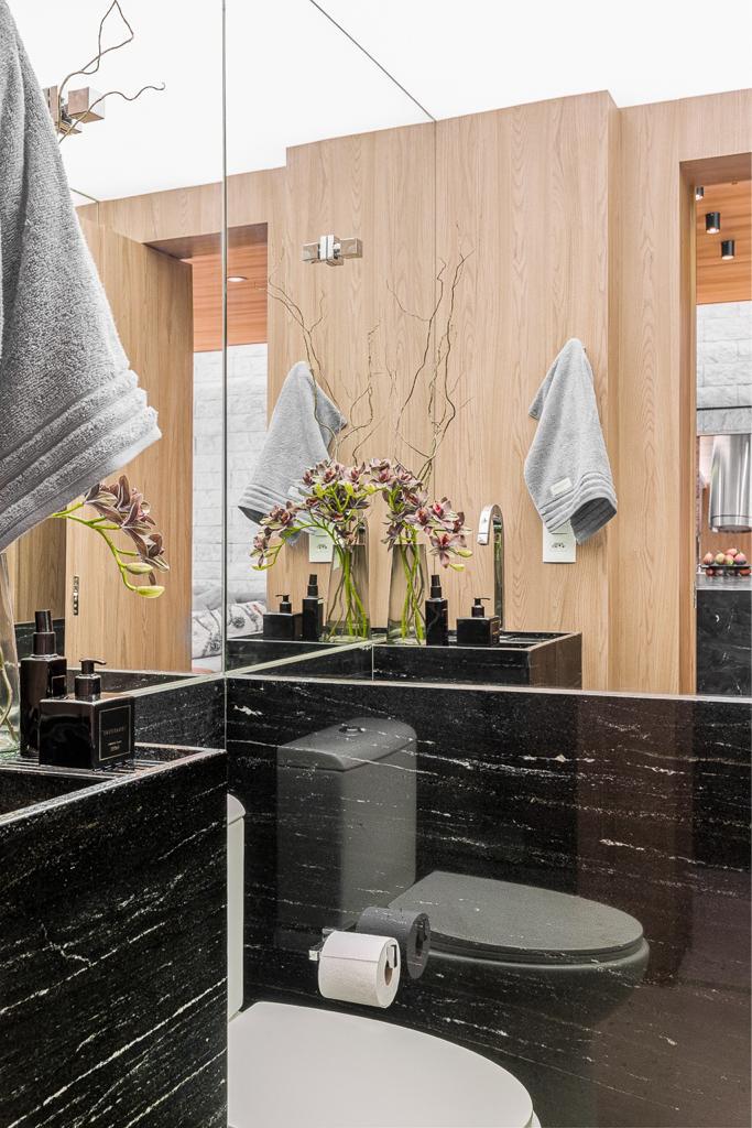 Banheiro com bancada em mármore preto do apartamento Park Tower mobiliado à venda em Maringá