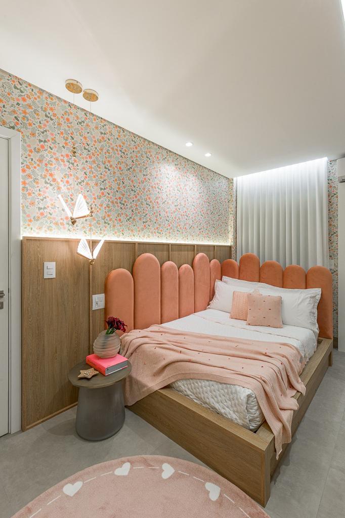 Suíte com cabeceira estofada e papel de parede do apartamento Park Tower à venda em Maringá