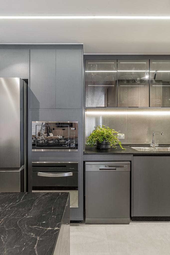 Cozinha com eletrodomésticos embutidos do apartamento Park Tower mobiliado à venda em Maringá