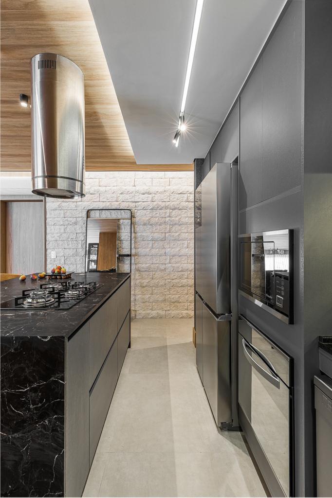 Cozinha planejada com coifa e geladeira inox do apartamento Park Tower à venda em Maringá