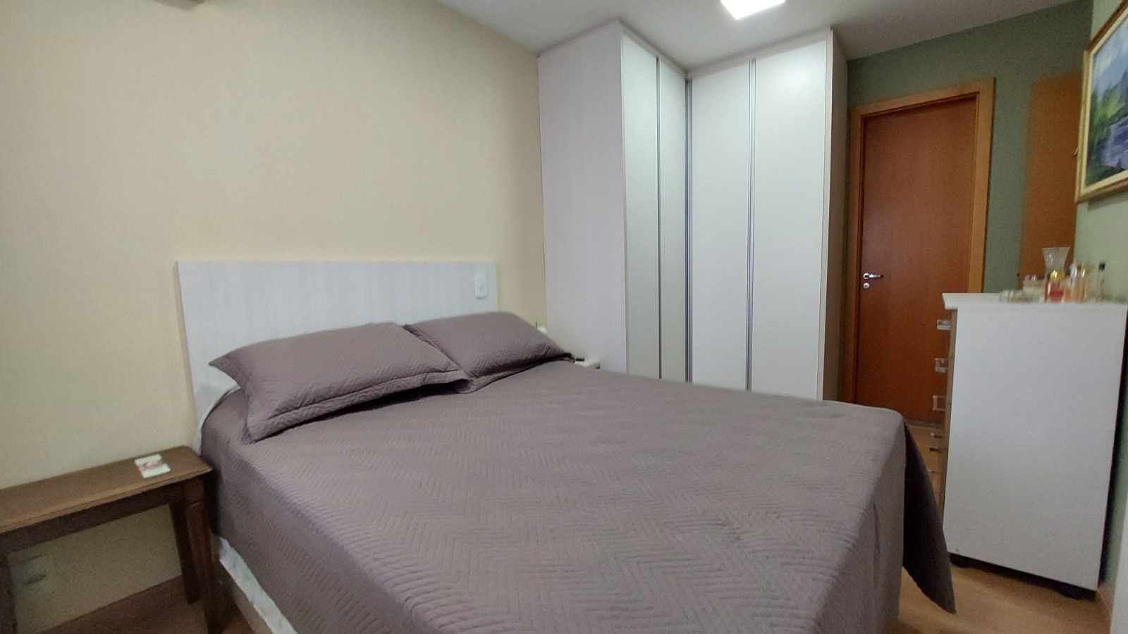 Quarto com cama de solteiro e guarda-roupa do apartamento à venda em Maringá