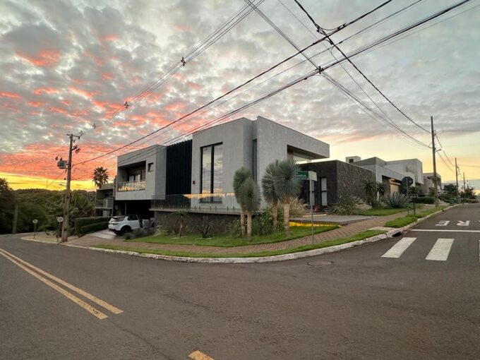 Casa de alto padrão no EcoGarden Residence em Maringá - fachada de esquina ao pôr do sol